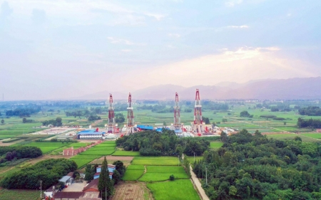 川西海相氣田一臺(tái)四鉆機(jī)平臺(tái)。劉淑石攝